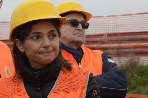Debora Serracchiani (Presidente Regione Friuli Venezia Giulia) e Maurizio Castagna (Presidente Autovie Venete) durante il sopralluogo al cantiere del nuovo ponte sul Tagliamento nell'ambito dei lavori della terza corsia dell'A4 - Latisana 28/11/2017